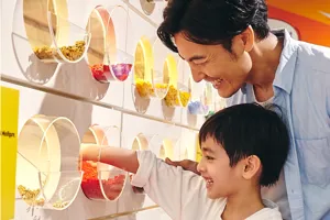 レゴ量り売りショップ「Pick A Brick」でレゴパーツをすくっている男の子