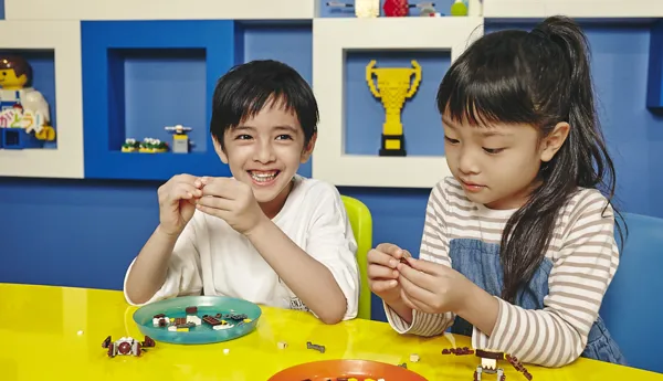 「クリエイティブ・ワークショップ」でレゴビルドを楽しむ男の子と女の子