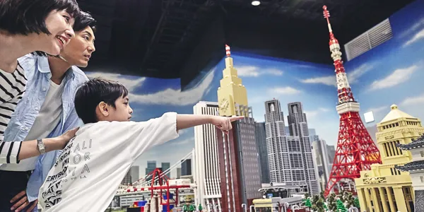 東京の名所をレゴブロックで再現した「ミニランド」を楽しむ家族
